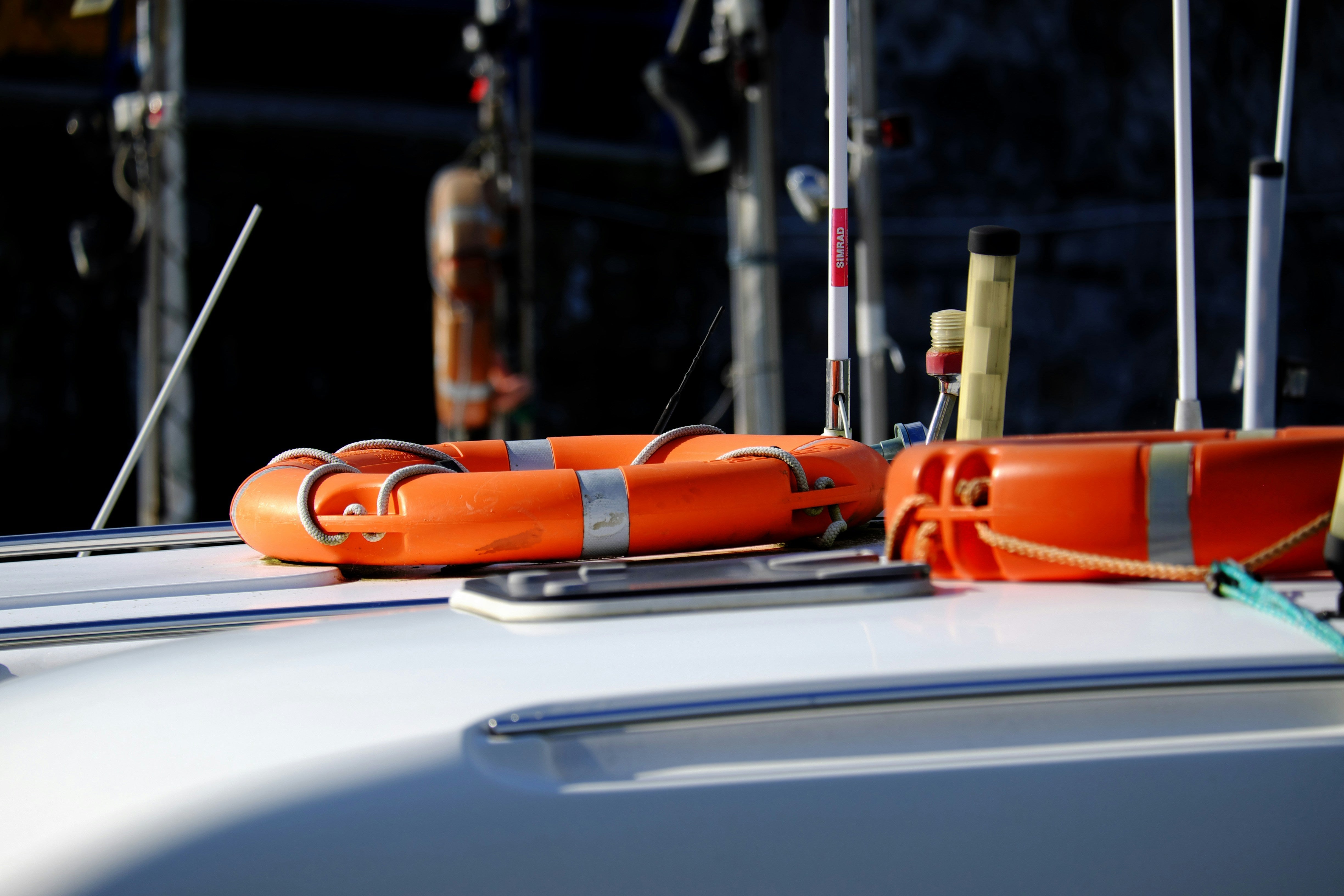 Accessori indispensabili per la sicurezza in barca: cosa non deve mancare a bordo